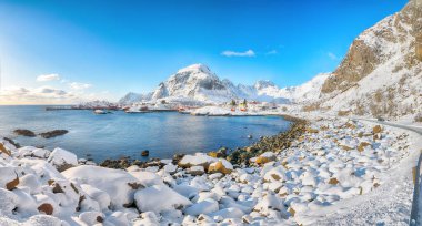 Bir köyün muhteşem kış manzarası. Tipik rorbu evleriyle Norveç balıkçı köyü. Lofotens 'ta popüler bir seyahat yeri. Konum: A, Moskenes, Lofoten; Norveç, Avrupa