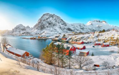 Norveç Denizi 'nin ve Sorvagen Kasabası' nın muhteşem deniz manzarası. Lofotens 'ta popüler bir seyahat yeri. Konum: Sorvagen, Moskenes, Lofoten; Norveç, Avrupa