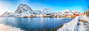 Norveç Denizi 'nin ve Sorvagen Kasabası' nın muhteşem deniz manzarası. Lofotens 'ta popüler bir seyahat yeri. Konum: Sorvagen, Moskenes, Lofoten; Norveç, Avrupa