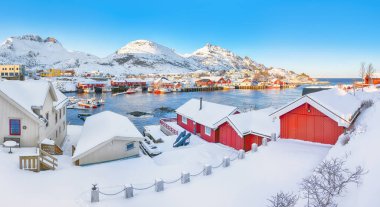 Norveç Denizi 'nin ve Sorvagen Kasabası' nın olağanüstü sabah deniz manzarası. Lofotens 'ta popüler bir seyahat yeri. Konum: Sorvagen, Moskenes, Lofoten; Norveç, Avrupa