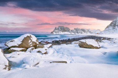 Sabahları Uttakleiv plajındaki şaşırtıcı kış manzarası. Popüler turizm merkezi. Konum: Vestvagoy Adası, Lofoten; Norveç, Avrupa
