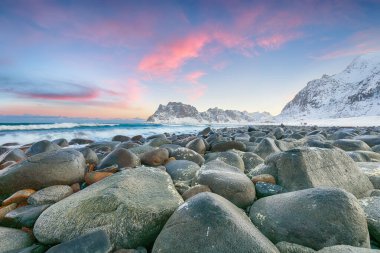 Sabahları Uttakleiv plajındaki muhteşem kış manzarası. Popüler turizm merkezi. Konum: Vestvagoy Adası, Lofoten; Norveç, Avrupa