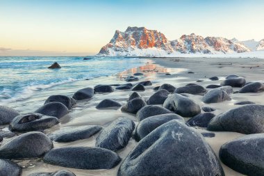 Uttakleiv sahilindeki muhteşem kış manzarası. Popüler turizm merkezi. Konum: Vestvagoy Adası, Lofoten; Norveç, Avrupa