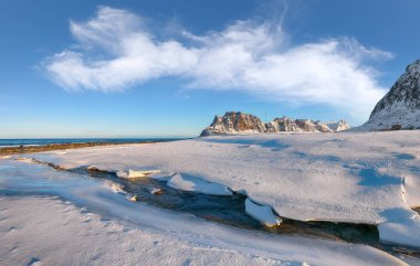 Uttakleiv sahilindeki muhteşem kış manzarası. Popüler turizm merkezi. Konum: Vestvagoy Adası, Lofoten; Norveç, Avrupa