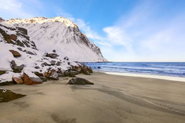 Sabahları Storsandnes plajındaki şaşırtıcı kış manzarası. Popüler turizm merkezi. Konum: Flakstadoya Adası, Lofoten; Norveç, Avrupa