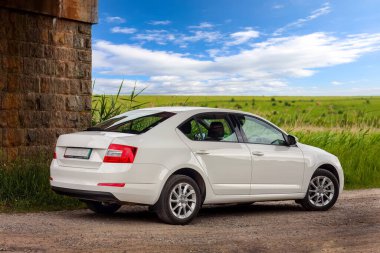 Doğa arka plan üzerinde bir arabanın arka tarafı görünümü