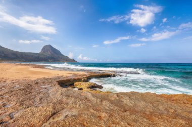 San Vito Burnu yakınlarındaki Isolidda Sahili 'nin resimli deniz manzarası. Monte Cofano Ulusal Parkı 'nın popüler seyahat yeri. Konum: San Vito Lo Capo, Trapani ili, Sicilya, İtalya, Avrupa