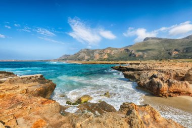 San Vito Burnu yakınlarındaki Isolidda Sahili 'nin resimli deniz manzarası. Monte Cofano Ulusal Parkı 'nın popüler seyahat yeri. Konum: San Vito Lo Capo, Trapani ili, Sicilya, İtalya, Avrupa