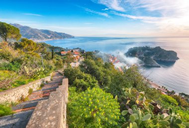 Taormina Isola Bella ada ve plaj Panoramik hava görünümü. Giardini-Naxos körfezi, İyon deniz kıyısı, Taormina, Sicilya, İtalya.
