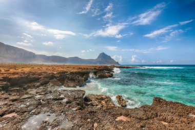 San Vito Burnu yakınlarındaki Isolidda Sahili 'nin resimli deniz manzarası. Monte Cofano Ulusal Parkı 'nın popüler seyahat yeri. Konum: San Vito Lo Capo, Trapani ili, Sicilya, İtalya, Avrupa