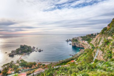 Taormina Isola Bella ada ve plaj Panoramik hava görünümü. Giardini-Naxos körfezi, İyon deniz kıyısı, Taormina, Sicilya, İtalya.