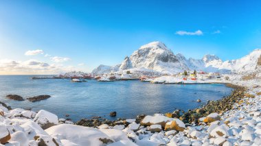 Bir köyün nefes kesici kış manzarası. Tipik rorbu evleriyle Norveç balıkçı köyü. Lofotens 'ta popüler bir seyahat yeri. Konum: A, Moskenes, Lofoten; Norveç, Avrupa