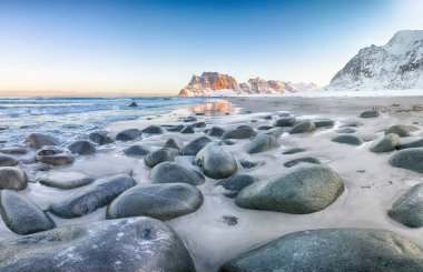 Gün batımında Uttakleiv sahilindeki şaşırtıcı kış manzarası. Popüler turizm merkezi. Konum: Vestvagoy Adası, Lofoten; Norveç, Avrupa