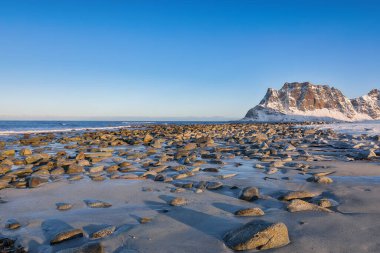 Uttakleiv sahilindeki muhteşem kış manzarası. Popüler turizm merkezi. Konum: Vestvagoy Adası, Lofoten; Norveç, Avrupa