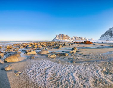 Uttakleiv sahilindeki muhteşem kış manzarası. Popüler turizm merkezi. Konum: Vestvagoy Adası, Lofoten; Norveç, Avrupa