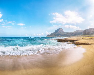 San Vito Burnu yakınlarındaki Isolidda Sahili 'nin resimli deniz manzarası. Monte Cofano Ulusal Parkı 'nın popüler seyahat yeri. Konum: San Vito Lo Capo, Trapani ili, Sicilya, İtalya, Avrupa