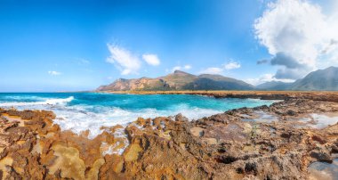 San Vito Burnu yakınlarındaki Isolidda Sahili 'nin resimli deniz manzarası. Monte Cofano Ulusal Parkı 'nın popüler seyahat yeri. Konum: San Vito Lo Capo, Trapani ili, Sicilya, İtalya, Avrupa