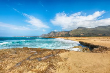 San Vito Burnu yakınlarındaki Isolidda Sahili 'nin resimli deniz manzarası. Monte Cofano Ulusal Parkı 'nın popüler seyahat yeri. Konum: San Vito Lo Capo, Trapani ili, Sicilya, İtalya, Avrupa