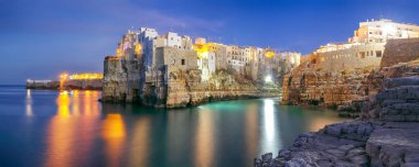 Cala Paura Körfezi 'nde, Bastione di Santo Stefano' nun kayalıklardaki köyünde Polignano a Mare, Apulia, İtalya, Bari.