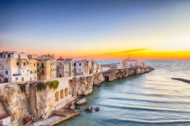 Vieste - Puglia 'da kayalıklarda güzel bir kıyı kasabası. San Francesco di Vieste Kilisesi. Gargano Yarımadası, Apulia, Güney İtalya, Avrupa.