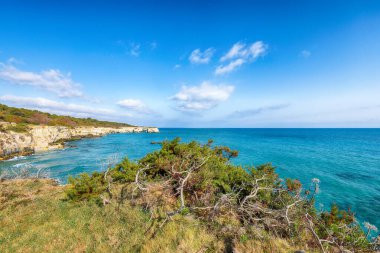Spiaggia della Punticeddha, Salento Adriyatik deniz kıyısı, Puglia, İtalya yakınında beyaz kayalık kayalıklar, deniz koyu, adacıklar ve faraglioni ile pitoresk deniz manzarası