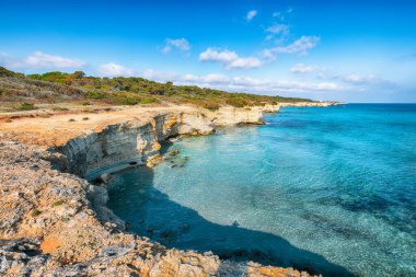 Spiaggia della Punticeddha, Salento Adriyatik deniz kıyısı, Puglia, İtalya yakınında beyaz kayalık kayalıklar, deniz koyu, adacıklar ve faraglioni ile pitoresk deniz manzarası