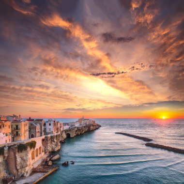 Vieste - Puglia 'da kayalıklarda güzel bir kıyı kasabası. San Francesco di Vieste Kilisesi. Gargano Yarımadası, Apulia, Güney İtalya, Avrupa.