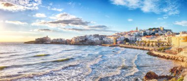 Tarihi merkezin fevkalade manzarası ve güneş doğarken Vieste şehrinin gezinti alanı. Puglia, İtalya ve Avrupa 'da Vieste sahillerine bakın