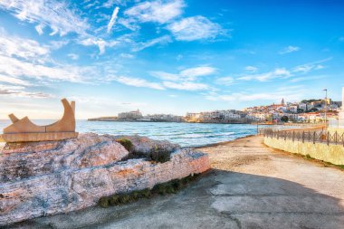 Tarihi merkezin fevkalade manzarası ve güneş doğarken Vieste şehrinin gezinti alanı. Puglia, İtalya ve Avrupa 'da Vieste sahillerine bakın