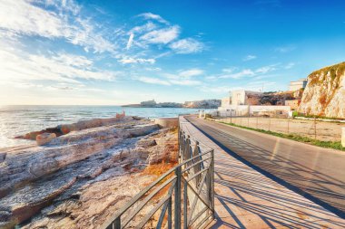 Tarihi merkezin fevkalade manzarası ve güneş doğarken Vieste şehrinin gezinti alanı. Puglia, İtalya ve Avrupa 'da Vieste sahillerine bakın