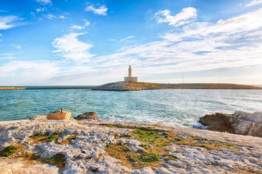 Vieste Feneri 'nin göz kamaştırıcı manzarası Santa Eufemia adasında yükseliyor. Vieste 'deki Deniz Feneri, Gargano Yarımadası, Apulia Bölgesi, İtalya, Avrupa