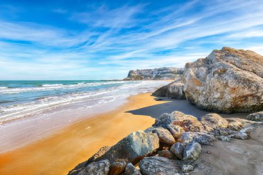 İtalya 'nın Adriyatik kıyısındaki Puglia' daki geniş kumlu plajlı harika Peschici. Konum: Peschici, Gargano yarımadası, Apulia, güney İtalya, Avrupa.