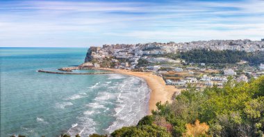 İtalya 'nın Adriyatik kıyısındaki Puglia' daki geniş kumlu plajlı harika Peschici. Konum: Peschici, Gargano yarımadası, Apulia, güney İtalya, Avrupa.