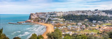 İtalya 'nın Adriyatik kıyısındaki Puglia' daki geniş kumlu plajlı harika Peschici. Konum: Peschici, Gargano yarımadası, Apulia, güney İtalya, Avrupa.