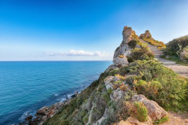 Milazzo Burnu 'nda şaşırtıcı bir bahar gündoğumu. Doğanın Panorama 'sı Piscina di Venere' i rezerve eder. Mekan: Cape Milazzo, Sicilya Adası, İtalya, Avrupa. Akdeniz ve Tiren Denizi