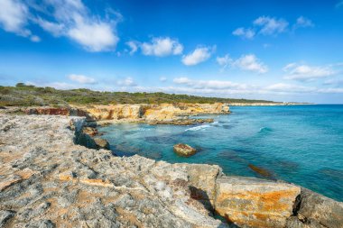Spiaggia della Punticeddha, Salento Adriyatik deniz kıyısı, Puglia, İtalya yakınında beyaz kayalık kayalıklar, deniz koyu, adacıklar ve faraglioni ile pitoresk deniz manzarası