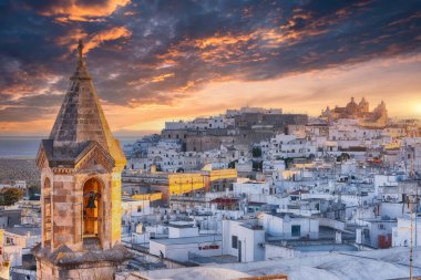 Günbatımında eski beyaz kasaba Ostuni ve katedralin muhteşem manzarası. Brindisi, Apulia güney İtalya. Avrupa