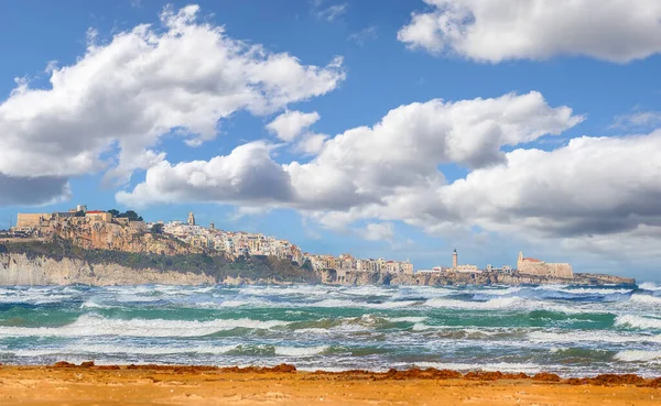 Vieste ve Pizzomunno sahillerindeki muhteşem manzara, Gargano yarımadası, Apulia, güney İtalya, Avrupa.