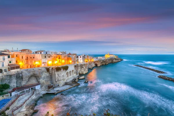 维埃斯特 美丽的沿海城镇在普利亚的岩石上 圣弗朗西斯科 维斯特教堂Gargano半岛 Apulia Southern Italy Europe — 图库照片