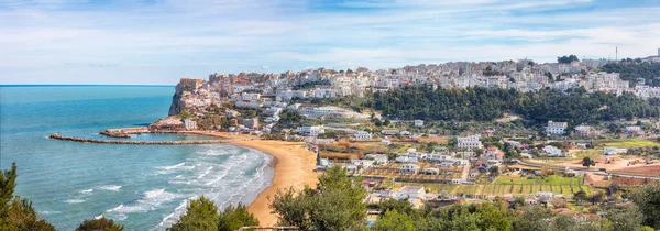 İtalya 'nın Adriyatik kıyısındaki Puglia' daki geniş kumlu plajlı harika Peschici. Konum: Peschici, Gargano yarımadası, Apulia, güney İtalya, Avrupa.