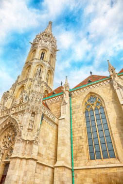 Budapeşte, Macaristan 'daki çarpıcı Matthias Kilisesi. Gotik tarzda Roma Katolik kilisesi. Konum: Budapeşte, Macaristan, Avrupa