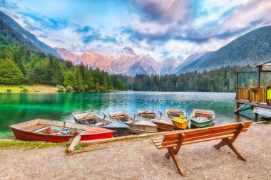 Arka planda Mangart zirvesi olan Fusine Gölü 'nün üzerindeki gün batımının inanılmaz manzarası. Julian Alps 'in popüler seyahat yeri. Konum: Tarvisio komünü, Udine ili, İtalya, Avrupa