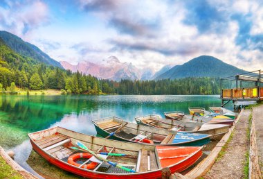 Arka planda Mangart zirvesi olan Fusine Gölü 'nün üzerindeki gün batımının inanılmaz manzarası. Julian Alps 'in popüler seyahat yeri. Konum: Tarvisio komünü, Udine ili, İtalya, Avrupa