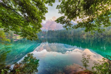 Arka planda Mangart zirvesi olan Fusine Gölü 'nün üzerindeki gün batımının inanılmaz manzarası. Julian Alps 'in popüler seyahat yeri. Konum: Tarvisio komünü, Udine ili, İtalya, Avrupa