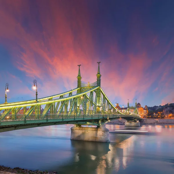 Удивительная Ночная Сцена Пробками Мосту Свободы Через Дунай Location Antalya — стоковое фото
