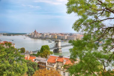 Tuna Nehri üzerindeki Chain Köprüsü ile nefes kesici günlük sahne. Konum: Budapeşte, Macaristan, Avrupa.