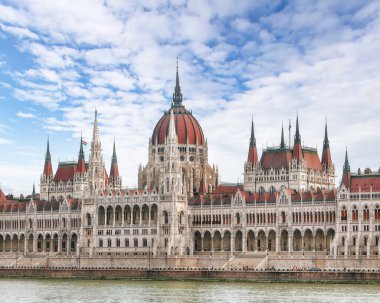 Macaristan Parlamentosu 'nun gündüz sahnesi muhteşemdi. Konum: Budapeşte, Macaristan, Avrupa.