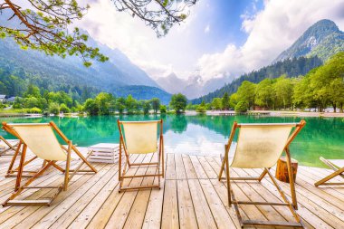 Jasna Gölü 'nün muhteşem manzarası. Dağların güzel yansımaları. Triglav Ulusal Parkı 'ndaki doğa manzarası. Yeri, Triglav Ulusal Parkı. Kranjska Gora, Slovenya, Avrupa.