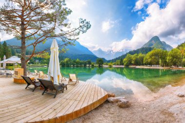 Jasna Gölü 'nün muhteşem manzarası. Dağların güzel yansımaları. Triglav Ulusal Parkı 'ndaki doğa manzarası. Yeri, Triglav Ulusal Parkı. Kranjska Gora, Slovenya, Avrupa.