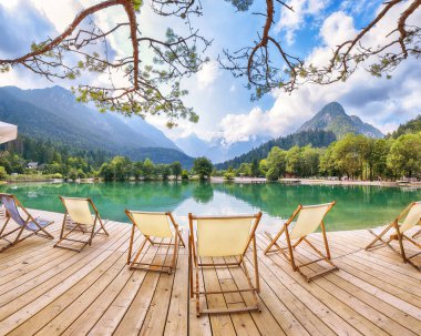 Jasna Gölü 'nün muhteşem manzarası ve dağların güzel yansımaları. Triglav Ulusal Parkı 'ndaki doğa manzarası. Yeri, Triglav Ulusal Parkı. Kranjska Gora, Slovenya, Avrupa.